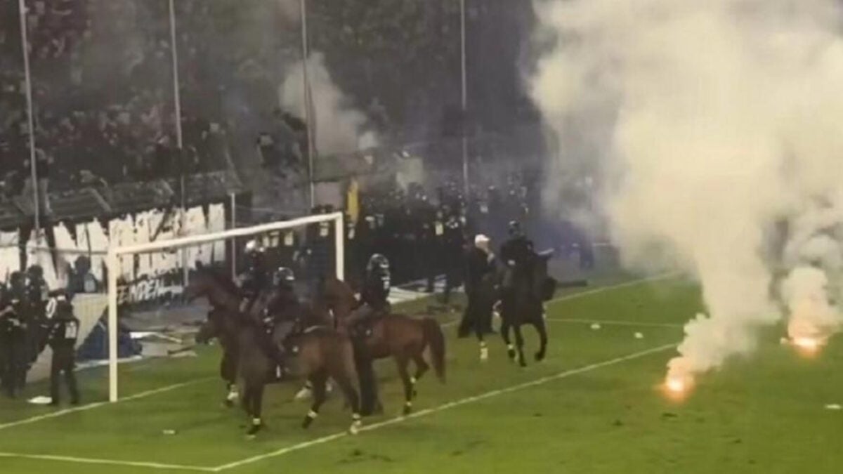 Επεισόδια, έφιππη αστυνομία και διακοπή στο ντέρμπι Βάλντχοφ Μάνχαϊμ – Καϊζερσλάουτερν