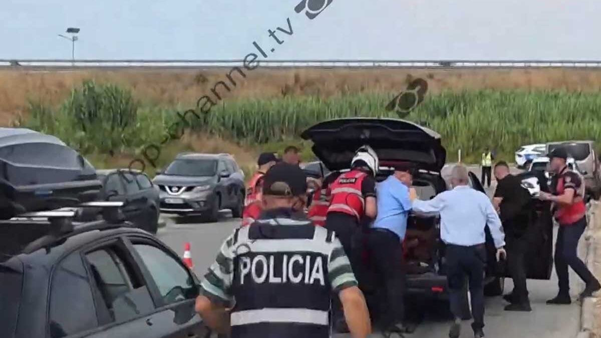 Αλβανία: 12 συλλήψεις για τη δολοφονία του Πορτογάλου τουρίστα στο Εξαμίλι – Βίντεο από τον εντοπισμό του δράστη στο πορτμπαγκάζ 1 Αλβανία: 12 συλλήψεις για τη δολοφονία του Πορτογάλου τουρίστα στο Εξαμίλι – Βίντεο από τον εντοπισμό του δράστη στο πορτμπαγκάζ