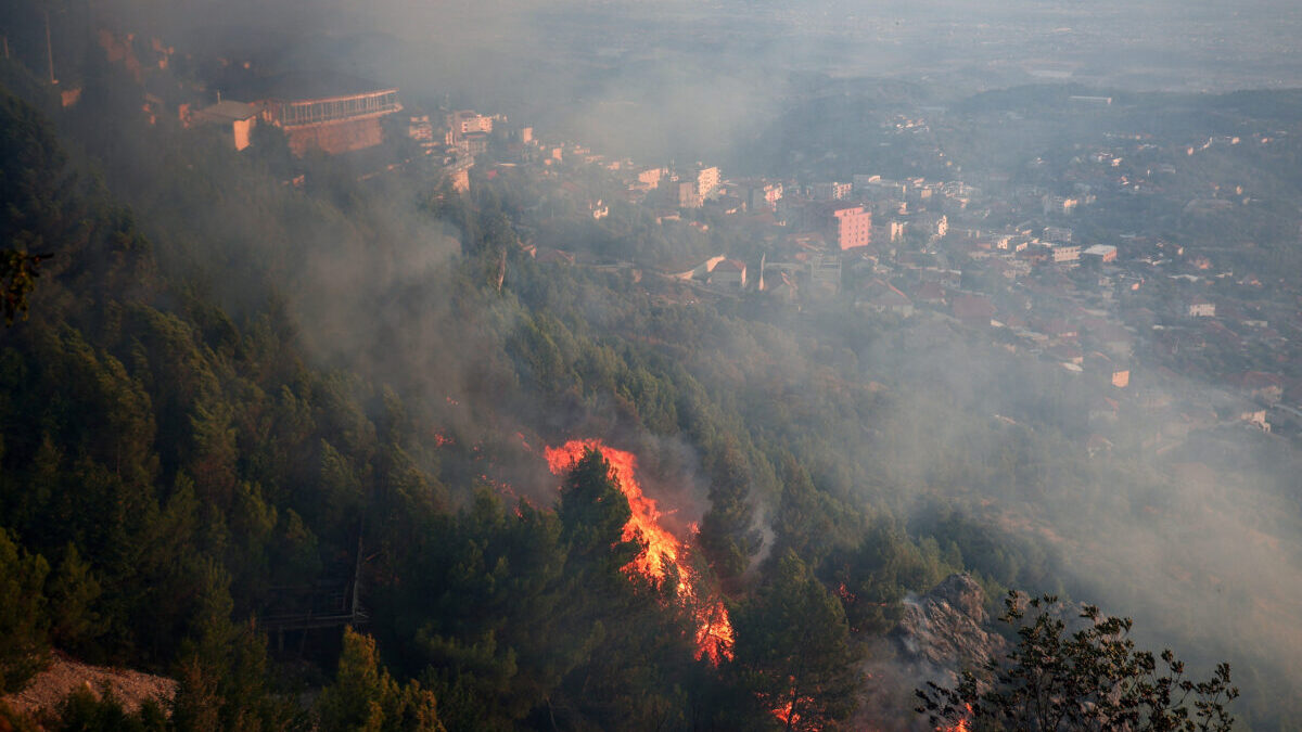 Φωτιά στην Πάρο, στην περιοχή Κώστος: Καίει χαμηλή βλάστηση 1 Φωτιά στην Πάρο, στην περιοχή Κώστος: Καίει χαμηλή βλάστηση