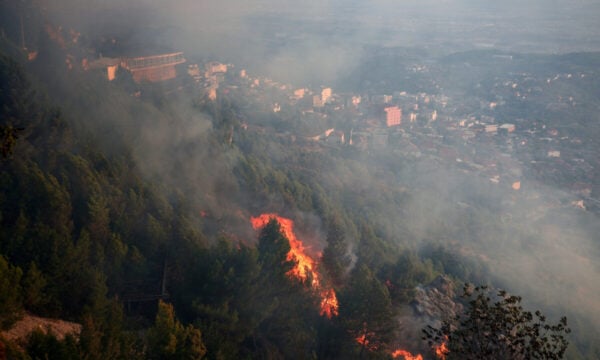 Φωτιά στην Πάρο, στην περιοχή Κώστος: Καίει χαμηλή βλάστηση
