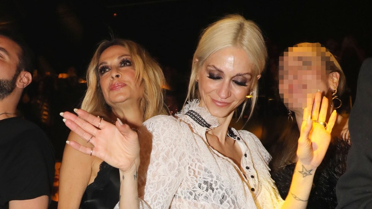 Άννα Βίσση: Εισέβαλε στο βίντεο της Σοφίας Καρβέλα και έκλεψε την παράσταση – «Θεέ μου, είναι πιο διάσημη από μένα» 7 Η Άννα Βίσση και η Σοφία Καρβέλα σε βραδινή τους έξοδο