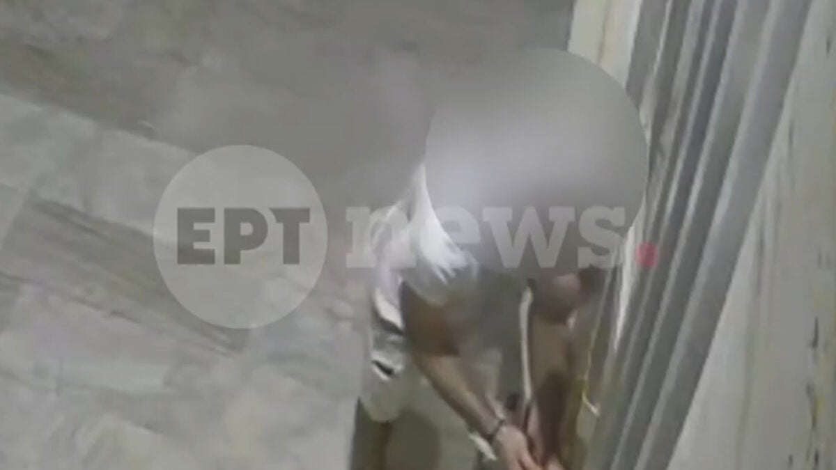 Άνω Γλυφάδα: Βίντεο ντοκουμέντο διαρρήκτη να ανοίγει πόρτα πολυκατοικίας με κατσαβίδι μέσα σε λίγα λεπτά 1 Άνω Γλυφάδα: Βίντεο ντοκουμέντο διαρρήκτη να ανοίγει πόρτα πολυκατοικίας με κατσαβίδι μέσα σε λίγα λεπτά