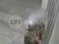 Άνω Γλυφάδα: Βίντεο ντοκουμέντο από διαρρήκτη να ανοίγει πόρτα πολυκατοικίας με κατσαβίδι μέσα σε λίγα λεπτά