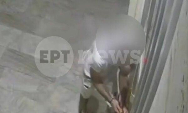 Άνω Γλυφάδα: Βίντεο ντοκουμέντο διαρρήκτη να ανοίγει πόρτα πολυκατοικίας με κατσαβίδι μέσα σε λίγα λεπτά