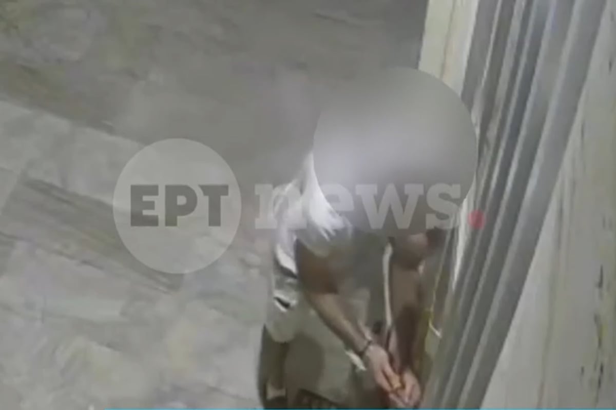 Άνω Γλυφάδα: Βίντεο ντοκουμέντο διαρρήκτη να ανοίγει πόρτα πολυκατοικίας με κατσαβίδι μέσα σε λίγα λεπτά
