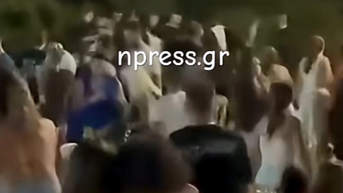 Αντίρριο: Άγριο ξύλο σε πανηγύρι – Τραπέζια και καρέκλες εκτοξεύονταν δεξιά και αριστερά 1 Αντίρριο: Άγριο ξύλο σε πανηγύρι – Τραπέζια και καρέκλες εκτοξεύονταν δεξιά και αριστερά