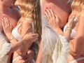 Μύκονος: Πασίγνωστος τραγουδιστής με τη σύζυγό του – Φιλιά στην παραλία (Φωτογραφία)