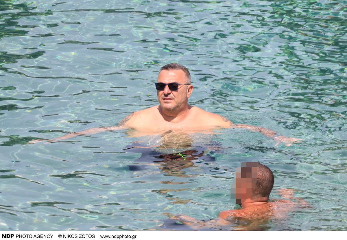 Μύκονος: Πασίγνωστος τραγουδιστής με τη σύζυγό του – Φιλιά στην παραλία (Φωτογραφία) 20 Αντώνης Ρέμος, Υβοννης Μπόσνιακ