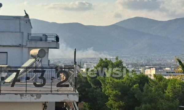 Φωτιά στη λεωφόρο Πάρνηθος στο Μενίδι