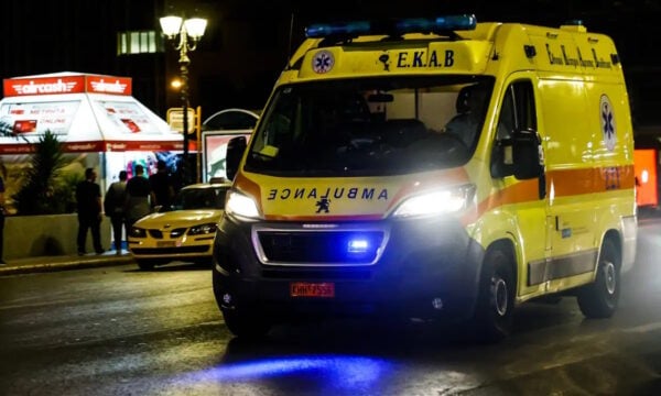 Σοβαρό τροχαίο στην Ποσειδώνος: Τραυματίας οδηγός μηχανής μετά από σύγκρουση με ταξί