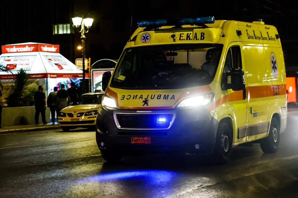 Σοβαρό τροχαίο στην Ποσειδώνος: Τραυματίας οδηγός μηχανής μετά από σύγκρουση με ταξί