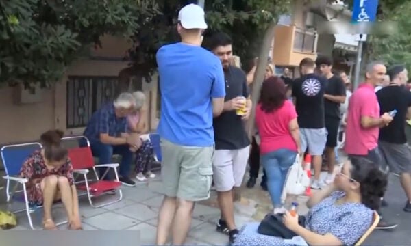 Θεσσαλονίκη: Πολίτες κοιμούνται έξω από το αστυνομικό τμήμα Τούμπας για να βγάλουν διαβατήριο με την παλιά ταυτότητα