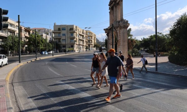 Έξοδος Αυγούστου: Άδεια η Αθήνα, αδιαχώρητο στα λιμάνια – Φεύγουν οι τελευταίοι αδειούχοι