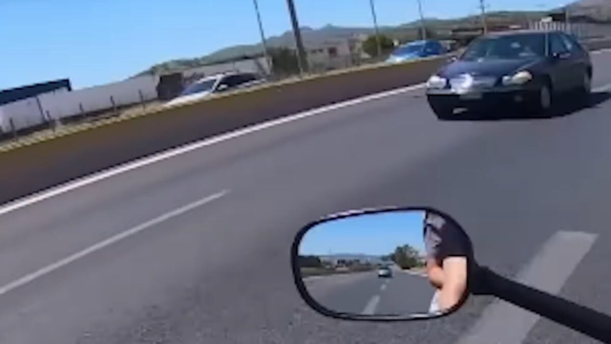 Βίντεο με ηλικιωμένη να οδηγεί ανάποδα στην Αθηνών – Κορίνθου στο ύψος της Μαγούλας 1 Βίντεο με ηλικιωμένη να οδηγεί ανάποδα στην Αθηνών – Κορίνθου στο ύψος της Μαγούλας