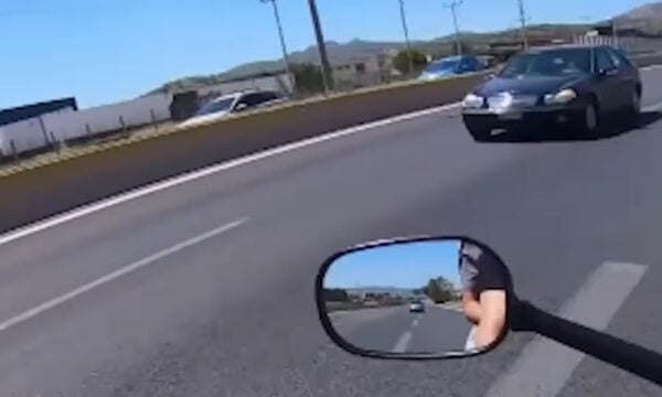 Βίντεο με ηλικιωμένη να οδηγεί ανάποδα στην Αθηνών – Κορίνθου στο ύψος της Μαγούλας