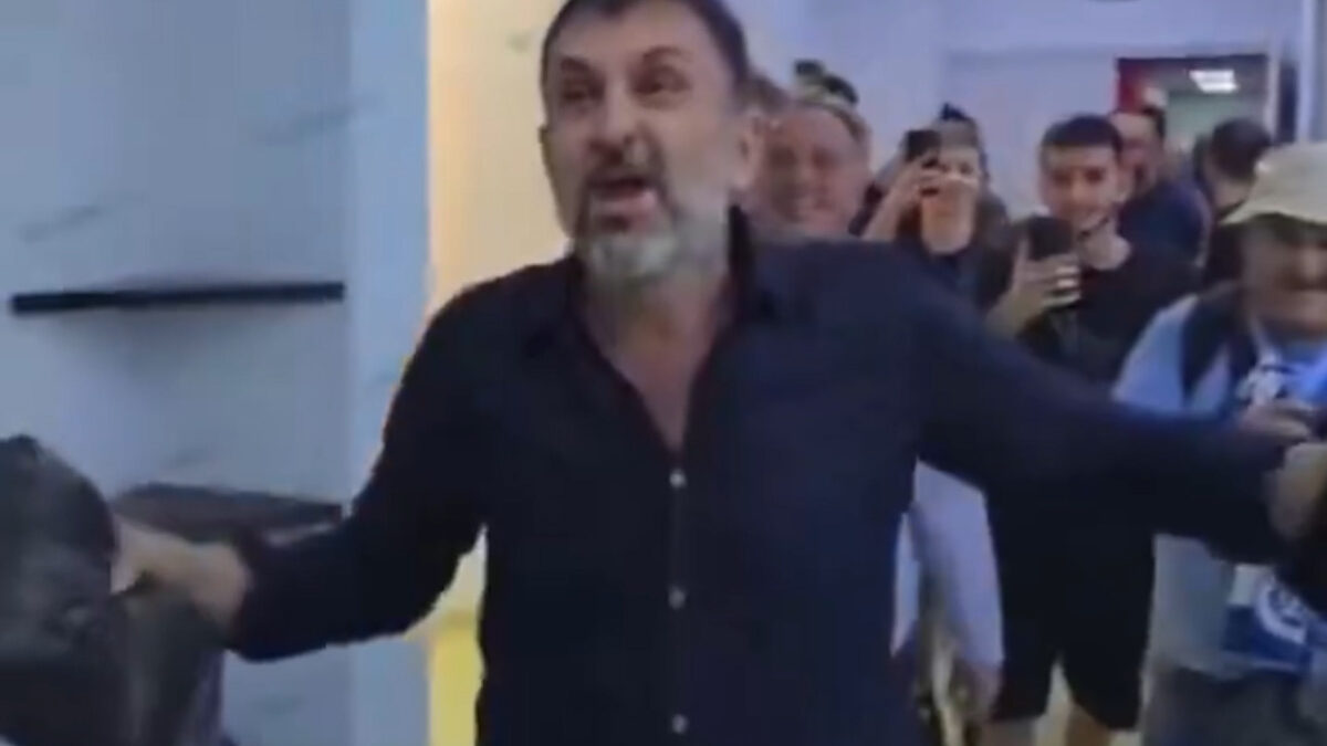 Ο πρόεδρος της Ντιναμό Τιράνων μπήκε στα αποδυτήρια και πέταξε μετρητά στους παίκτες ως πριμ 1 Ο πρόεδρος της Ντιναμό Τιράνων μπήκε στα αποδυτήρια και πέταξε μετρητά στους παίκτες ως πριμ