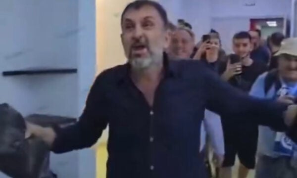 Ο πρόεδρος της Ντιναμό Τιράνων μπήκε στα αποδυτήρια και πέταξε μετρητά στους παίκτες ως πριμ