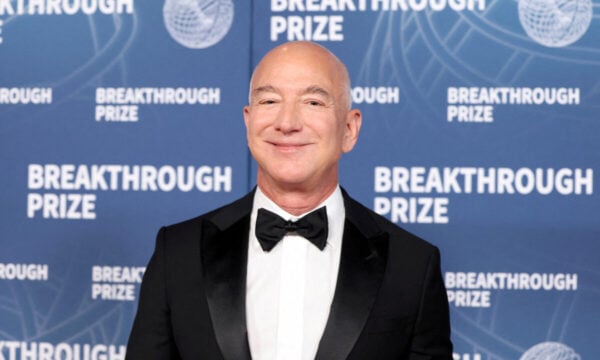 Τζεφ Μπέζος της Amazon μπαίνει στη Λίβερπουλ