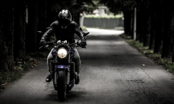 Το τέχνασμα του μηχανόβιου για να μη λιώνει όταν οδηγεί σε καύσωνα (Vid)