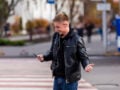 Ιταλία: Τέλος το κινητό και για τους πεζούς – Τι προβλέπει ο νέος ΚΟΚ