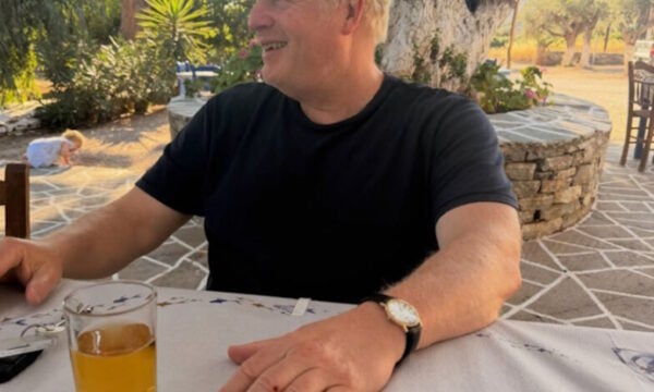 Μπόρις Τζόνσον οικογενειακώς στην Ελλάδα – Κολύμπι, παγωμένες μπύρες και πολλή τυρόπιτα
