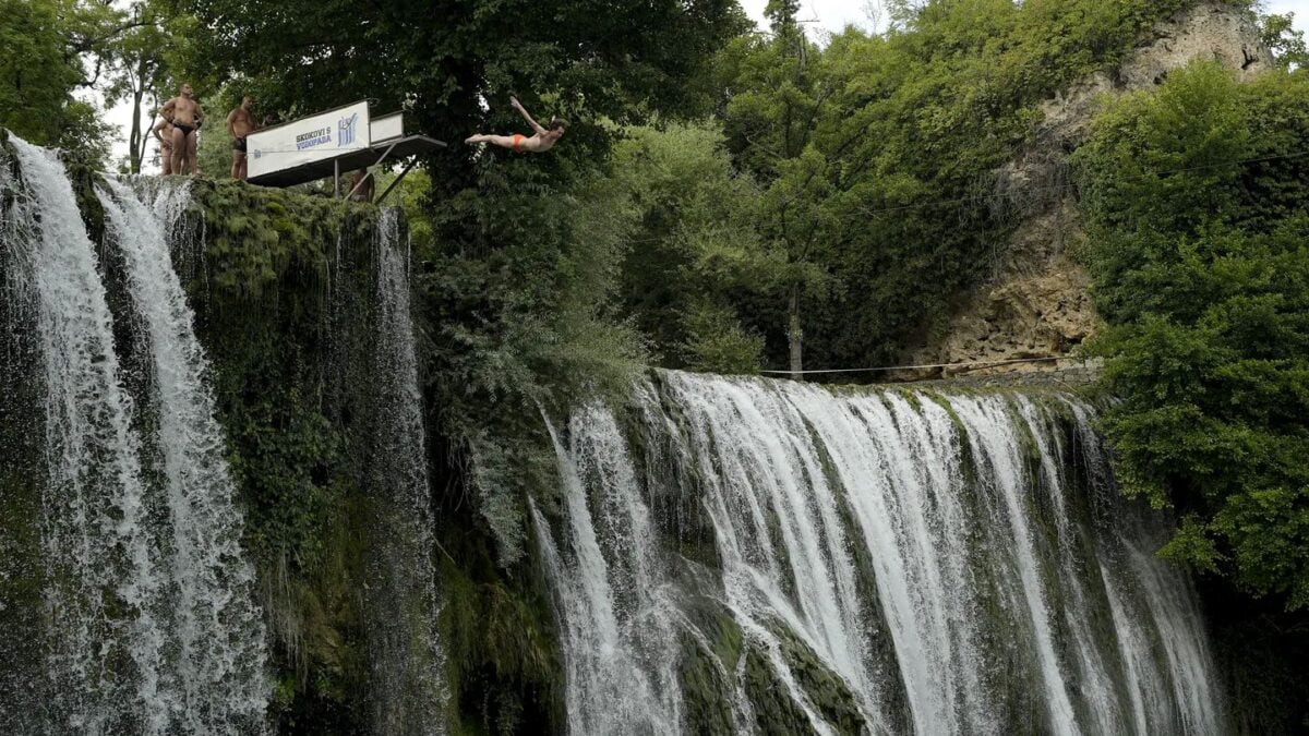 Βουτιές από τα 20 μέτρα στον καταρράκτη Πλίβα της Βοσνίας: βίντεο 1 Βουτιές από τα 20 μέτρα στον καταρράκτη Πλίβα της Βοσνίας: βίντεο