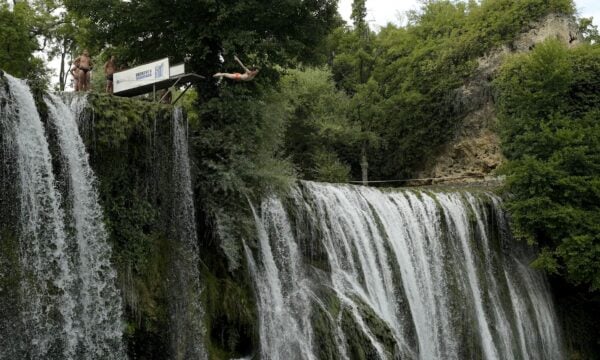 Βουτιές από τα 20 μέτρα στον καταρράκτη Πλίβα της Βοσνίας: βίντεο