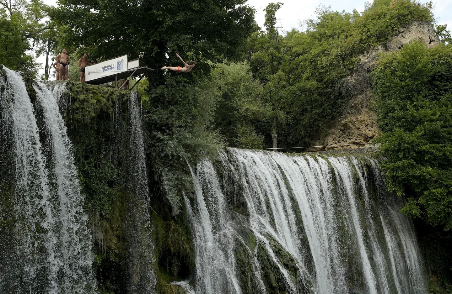 Βουτιές από τα 20 μέτρα στον καταρράκτη Πλίβα της Βοσνίας: βίντεο