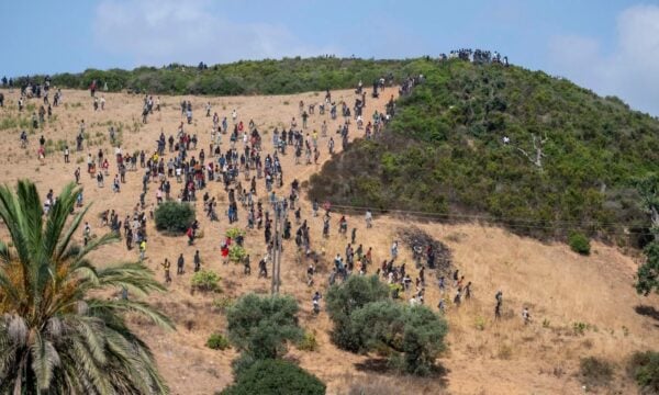 Θέουτα: Εκατοντάδες νέες συλλήψεις μεταναστών – Το παρασκήνιο της κρίσης και τι συνέβη