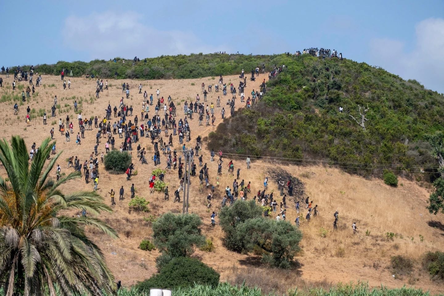 Θέουτα: Εκατοντάδες νέες συλλήψεις μεταναστών – Το παρασκήνιο της κρίσης και τι συνέβη