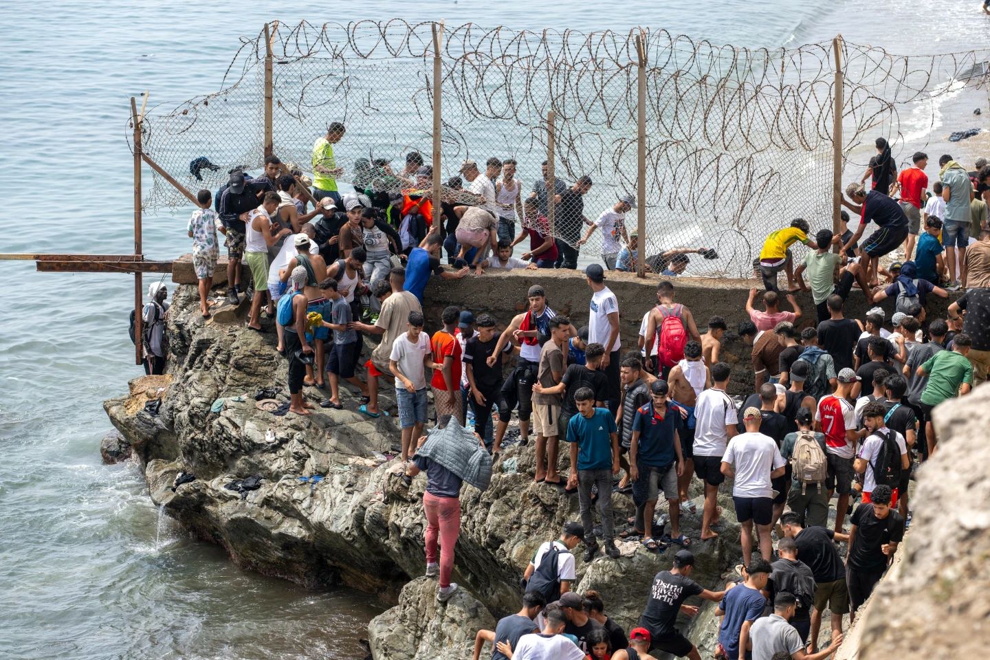 Θέουτα: Εκατοντάδες νέες συλλήψεις μεταναστών – Το παρασκήνιο της κρίσης και τι συνέβη 22 Θέουτα: Εκατοντάδες νέες συλλήψεις μεταναστών – Το παρασκήνιο της κρίσης και τι συνέβη