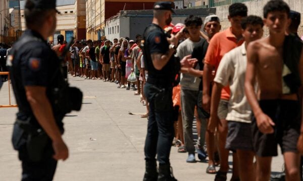 Εκτός ελέγχου η κατάσταση στη Θέουτα: Μετανάστες ληστεύουν και επιτίθενται σε ένστολους – «Φανταστείτε τι συμβαίνει σε γυναίκες»