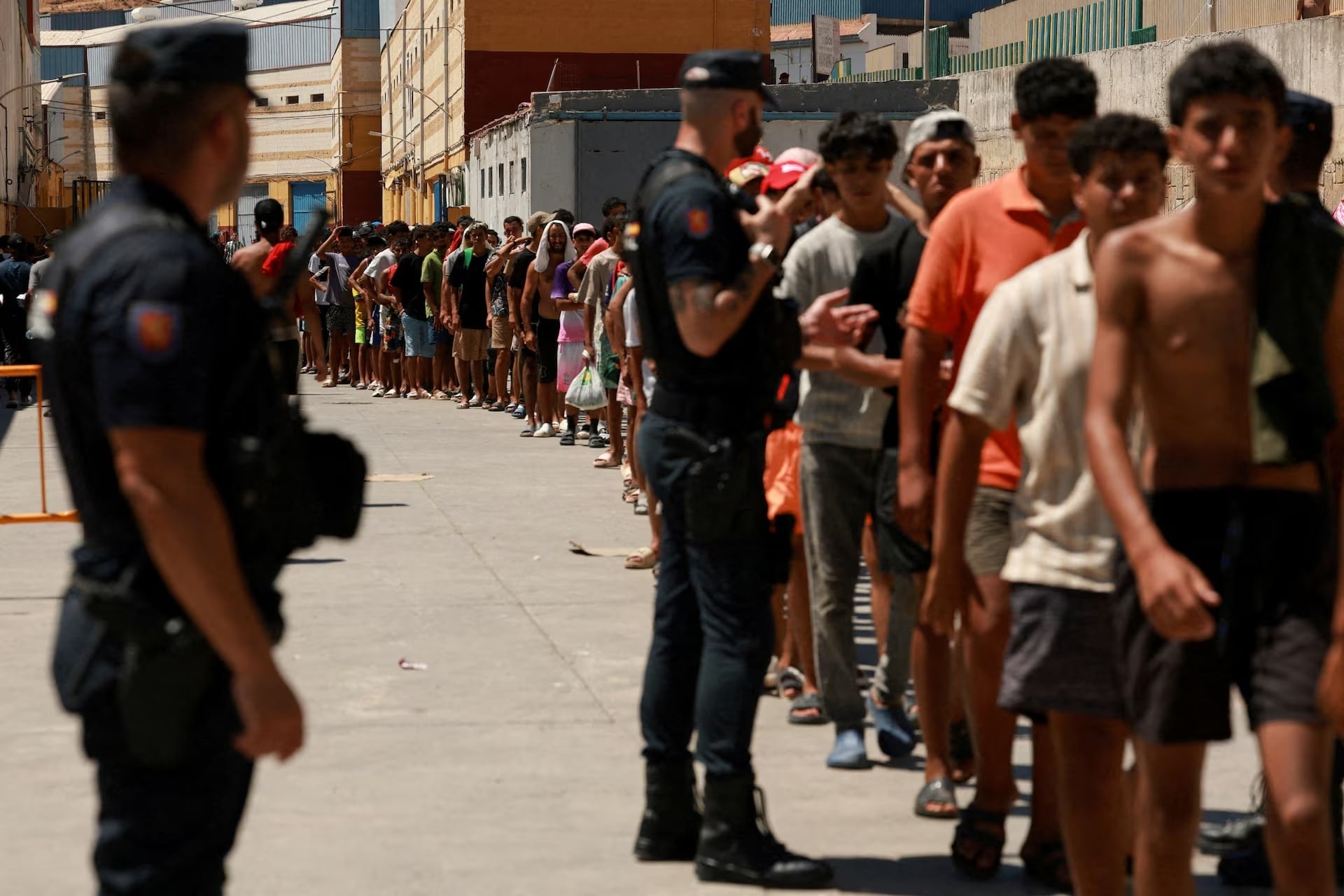 Εκτός ελέγχου η κατάσταση στη Θέουτα: Μετανάστες ληστεύουν και επιτίθενται σε ένστολους – «Φανταστείτε τι συμβαίνει σε γυναίκες»