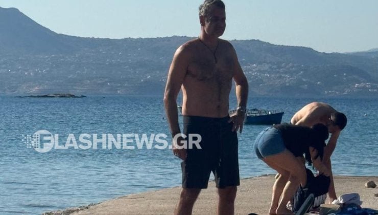 Μητσοτάκης: Πρωινή βουτιά στο Μαράθι Χανίων μετά το ατύχημα με το ποδήλατο