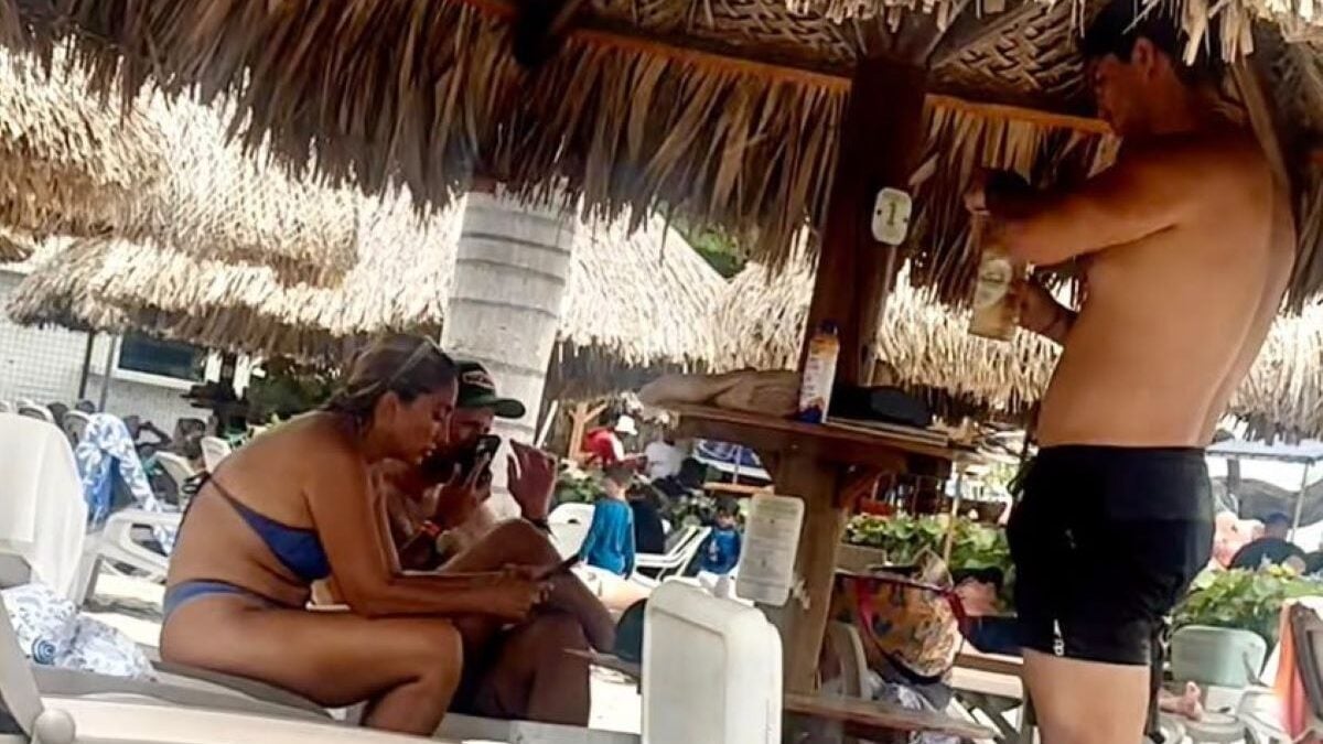 Κολομβία: Στην παραλία για διακοπές ο υπουργός Στεγαστικής Πολιτικής μετά τον φονικό σεισμό – «Επέστρεψα αμέσως» 3 Κολομβία: Στην παραλία για διακοπές ο υπουργός Στεγαστικής Πολιτικής μετά τον φονικό σεισμό – «Επέστρεψα αμέσως»