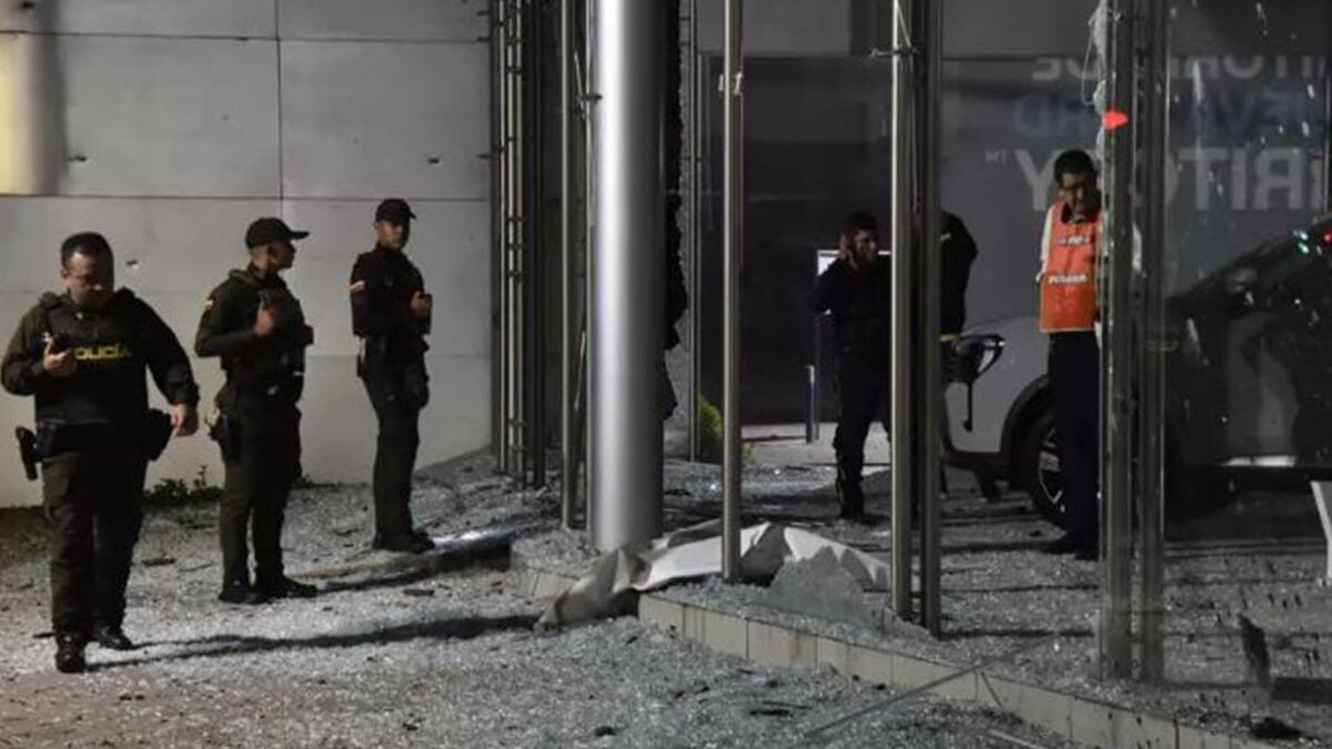 Κολομβία: 14 τραυματίες από έκρηξη παγιδευμένου φορτηγού πριν την ορκωμοσία του νέου προέδρου 1 Κολομβία: 14 τραυματίες από έκρηξη παγιδευμένου φορτηγού πριν την ορκωμοσία του νέου προέδρου