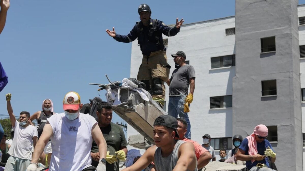Κολομβία: Τουλάχιστον 132 νεκροί και εκατοντάδες αγνοούμενοι μετά τα 7,4 Ρίχτερ – Ψάχνουν επιζώντες στα συντρίμμια 4 Κολομβία: Τουλάχιστον 132 νεκροί και εκατοντάδες αγνοούμενοι μετά τα 7,4 Ρίχτερ – Ψάχνουν επιζώντες στα συντρίμμια