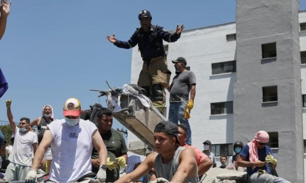 Κολομβία: Τουλάχιστον 132 νεκροί και εκατοντάδες αγνοούμενοι μετά τα 7,4 Ρίχτερ – Ψάχνουν επιζώντες στα συντρίμμια