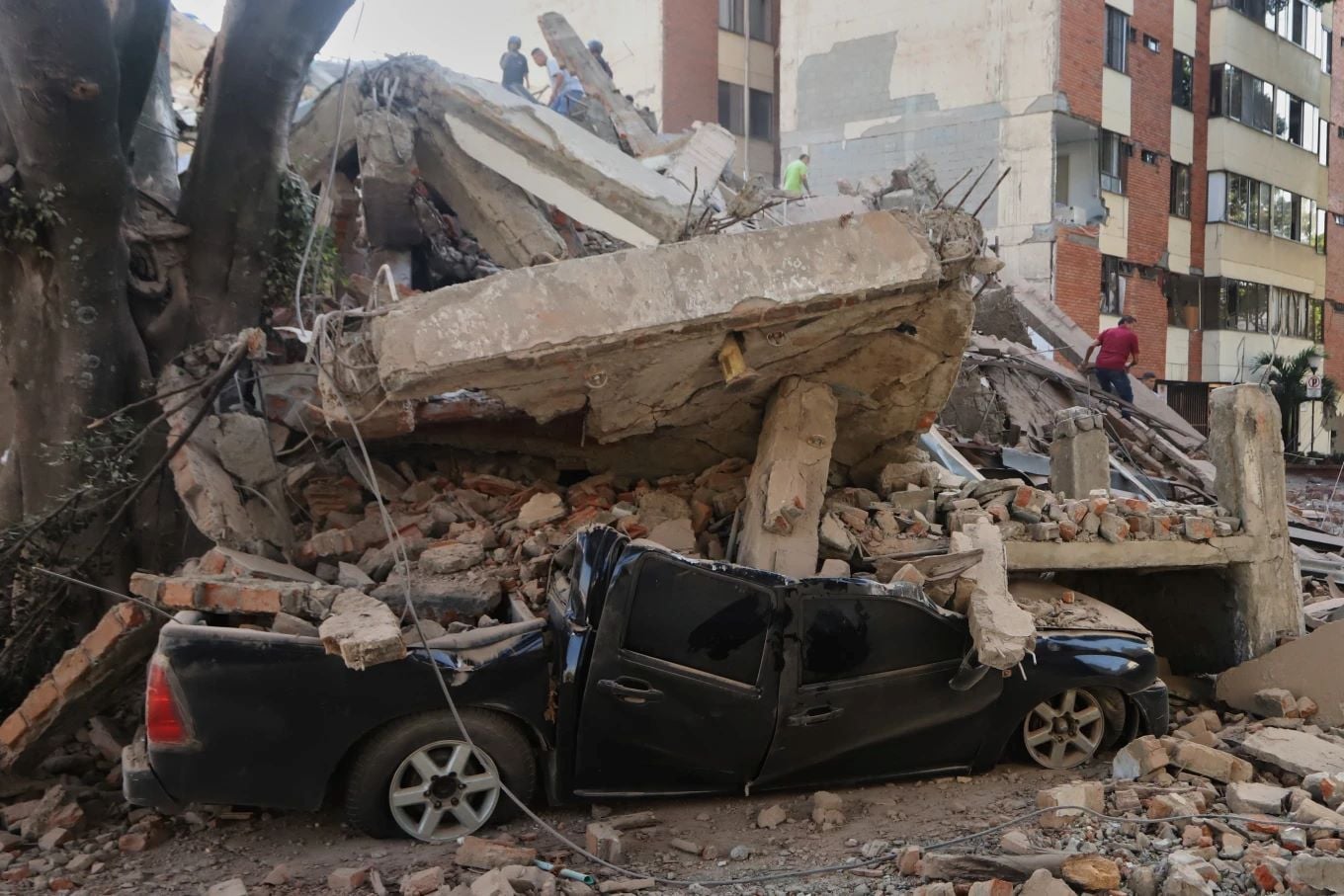 Κολομβία: Τουλάχιστον 132 νεκροί και εκατοντάδες αγνοούμενοι μετά τα 7,4 Ρίχτερ – Ψάχνουν επιζώντες στα συντρίμμια 10 Κολομβία: Τουλάχιστον 132 νεκροί και εκατοντάδες αγνοούμενοι μετά τα 7,4 Ρίχτερ – Ψάχνουν επιζώντες στα συντρίμμια