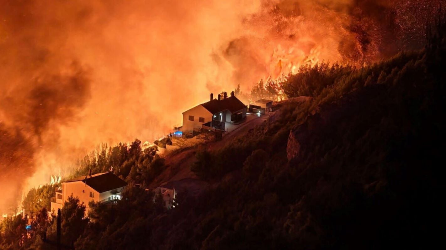 Φωτιά στο τουριστικό θέρετρο Όμις στην Κροατία – Εκκένωση 1.000 κατοίκων, 1 νεκρός και τουλάχιστον 36 τραυματίες