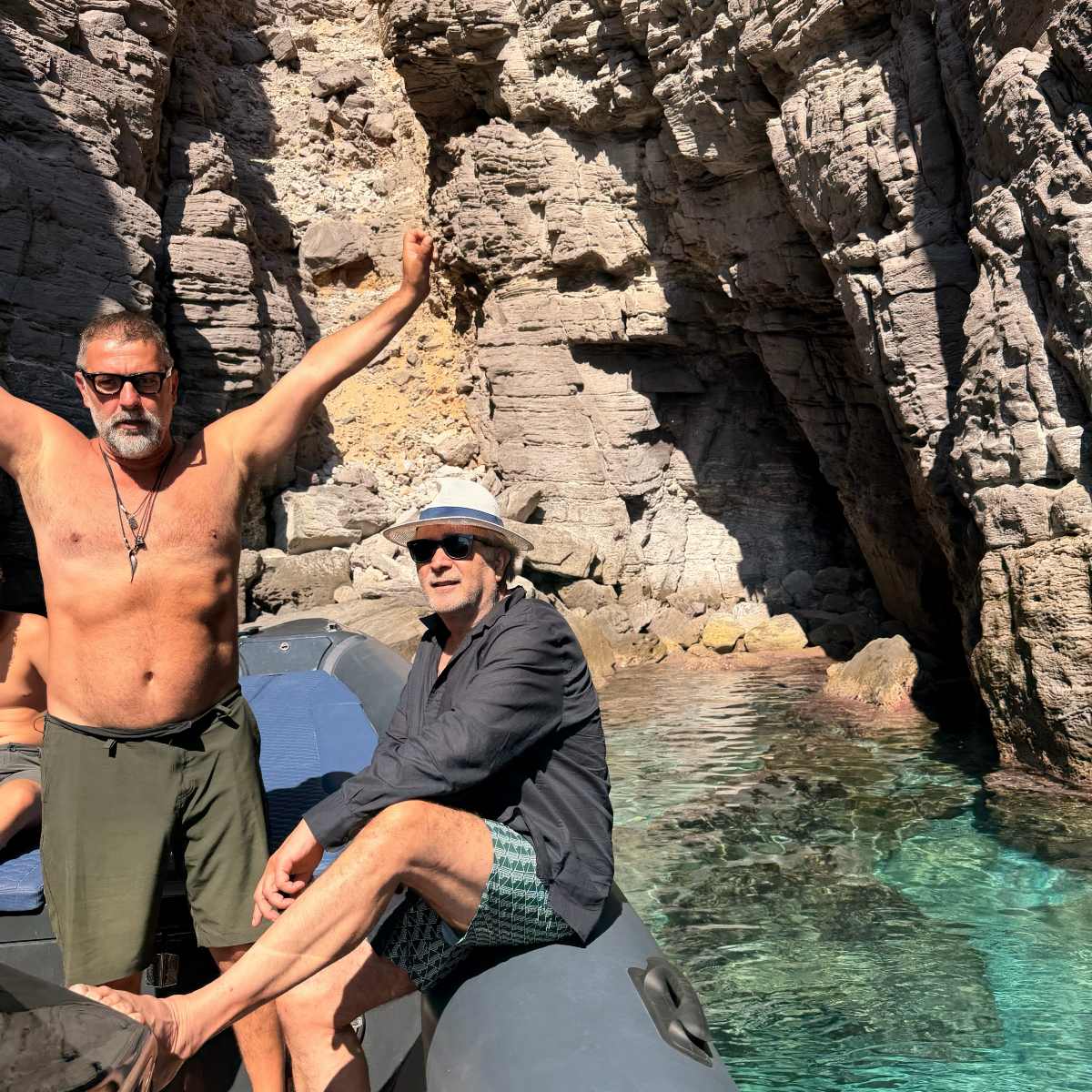 Βανδή: Παθιασμένα φιλιά με τον Μπισμπίκη και οικογενειακές στιγμές με τα παιδιά της – Άλμπουμ διακοπών 25 Δέσποινα Βανδή