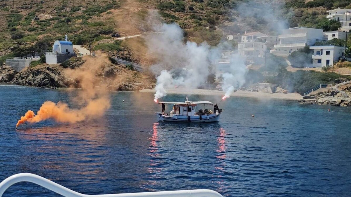 Με κόρνες πλοίων και καπνογόνα από καΐκια το τελευταίο αντίο στον δήμαρχο Φούρνων Δημήτρη Καρύδη 1 Με κόρνες πλοίων και καπνογόνα από καΐκια το τελευταίο αντίο στον δήμαρχο Φούρνων Δημήτρη Καρύδη