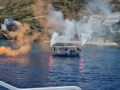 Με κόρνες πλοίων και καπνογόνα από καΐκια το τελευταίο «αντίο» στον δήμαρχο Φούρνων, Δημήτρη Καρύδη