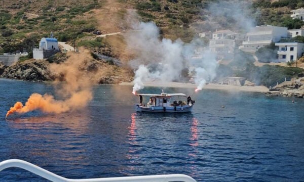 Με κόρνες πλοίων και καπνογόνα από καΐκια το τελευταίο «αντίο» στον δήμαρχο Φούρνων, Δημήτρη Καρύδη