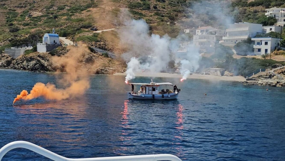 Με κόρνες πλοίων και καπνογόνα από καΐκια το τελευταίο αντίο στον δήμαρχο Φούρνων Δημήτρη Καρύδη