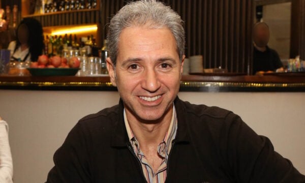Δημήτρης Κόκοτας: Θλίψη στην κηδεία του αγαπημένου τραγουδιστή – Τραγικές φιγούρες η σύζυγος και η κόρη του
