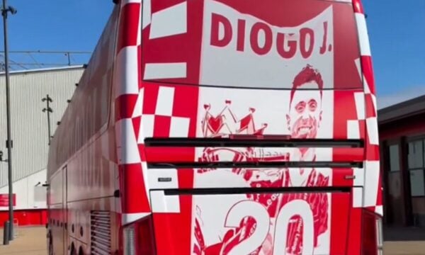 Η Λίβερπουλ έβαλε τη μορφή του Ντιόγκο Ζότα στο λεωφορείο της ομάδας