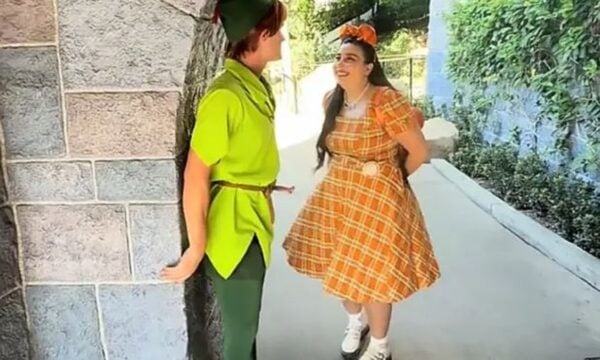 Disneyland: 26χρονη ακολουθεί τους ηθοποιούς του πάρκου λόγω εμμονής με τον Πίτερ Παν – Το βίντεο που προκάλεσε σάλο