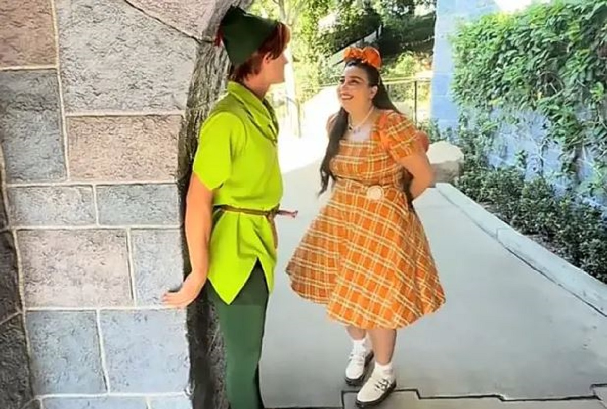 Disneyland: 26χρονη ακολουθεί τους ηθοποιούς του πάρκου λόγω εμμονής με τον Πίτερ Παν – Το βίντεο που προκάλεσε σάλο