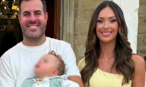 Δώρα Παντέλη – Τζον Μεραμβελιωτάκης: Βάπτισαν τον γιο τους στην Πάρο, η τελετή και το όνομα που του έδωσαν – Φωτογραφίες